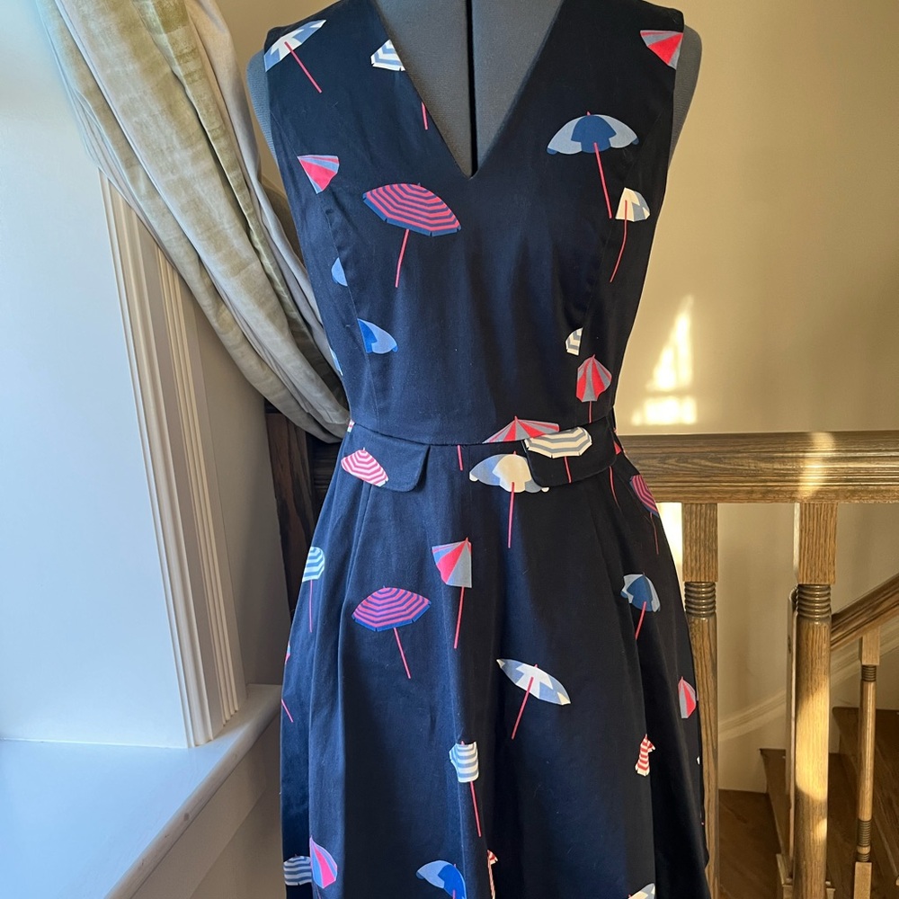 Draper James size 4 novelty fit and flare with pockets!